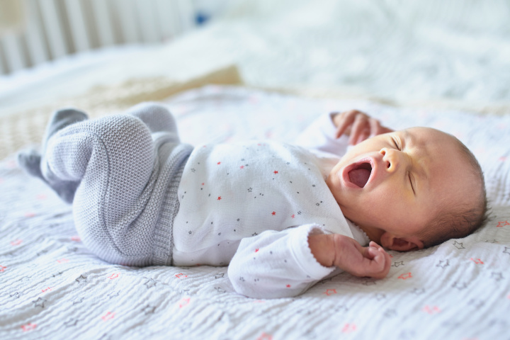 pourquoi bebe sursaute en dormant