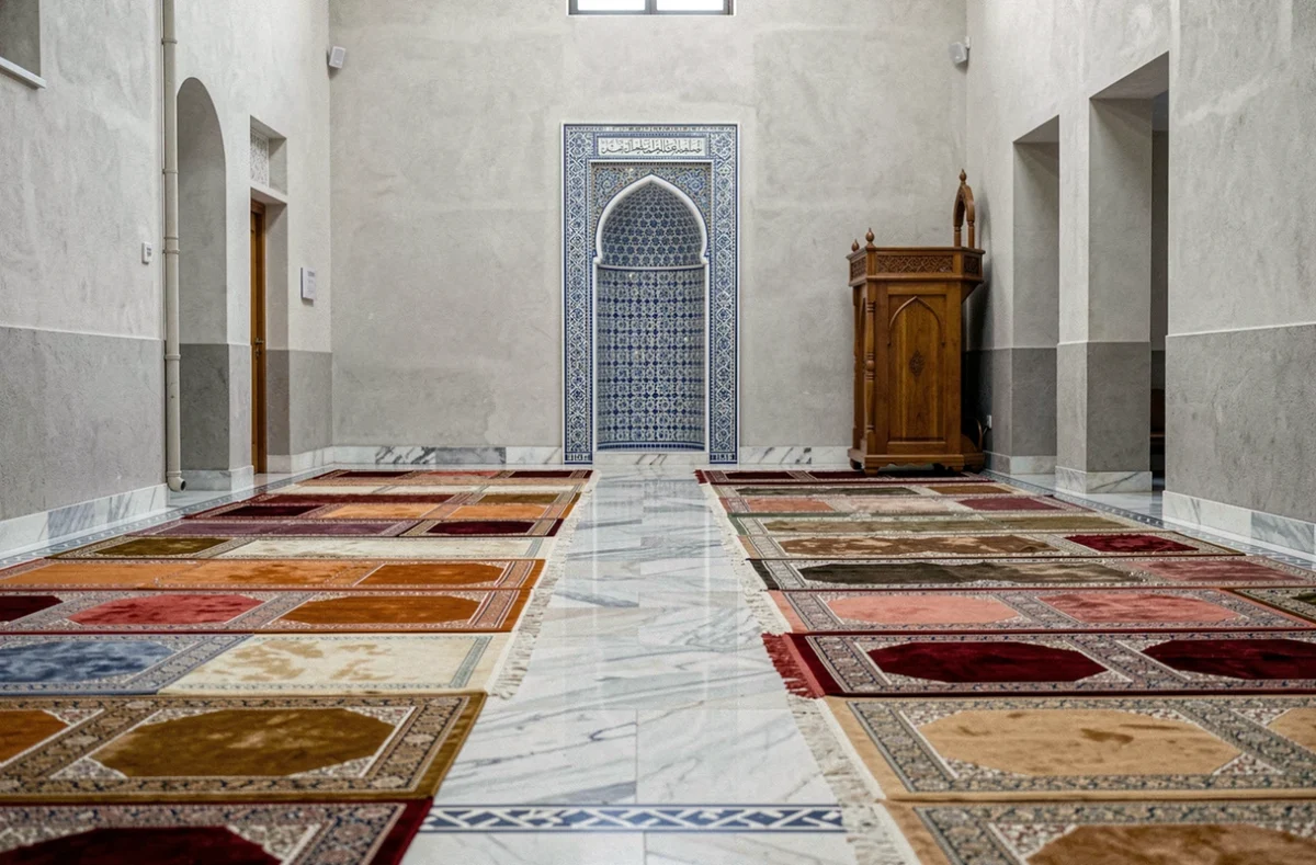 Intérieur d'une mosquée à Valence avec des tapis de prière alignés et un mihrab en carreaux de céramique